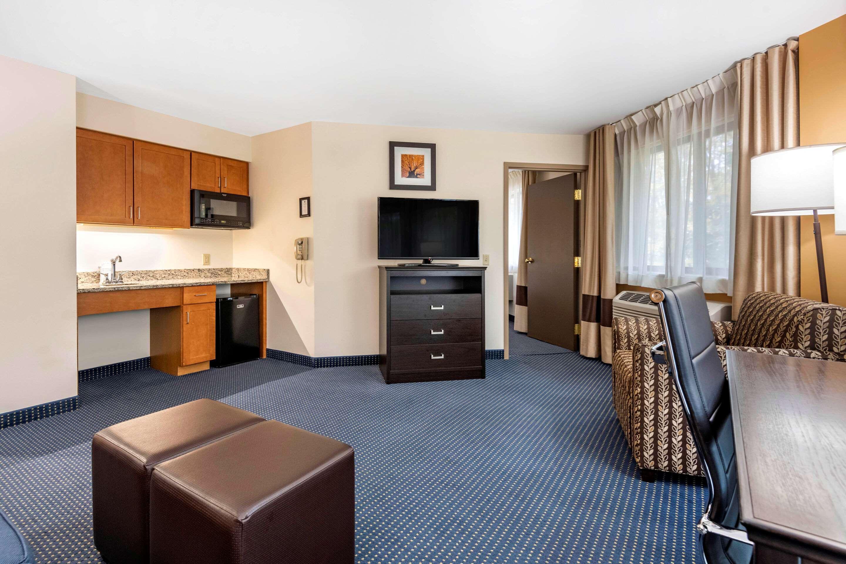 Comfort Inn & Suites Montpelier-Berlin Exterior photo
